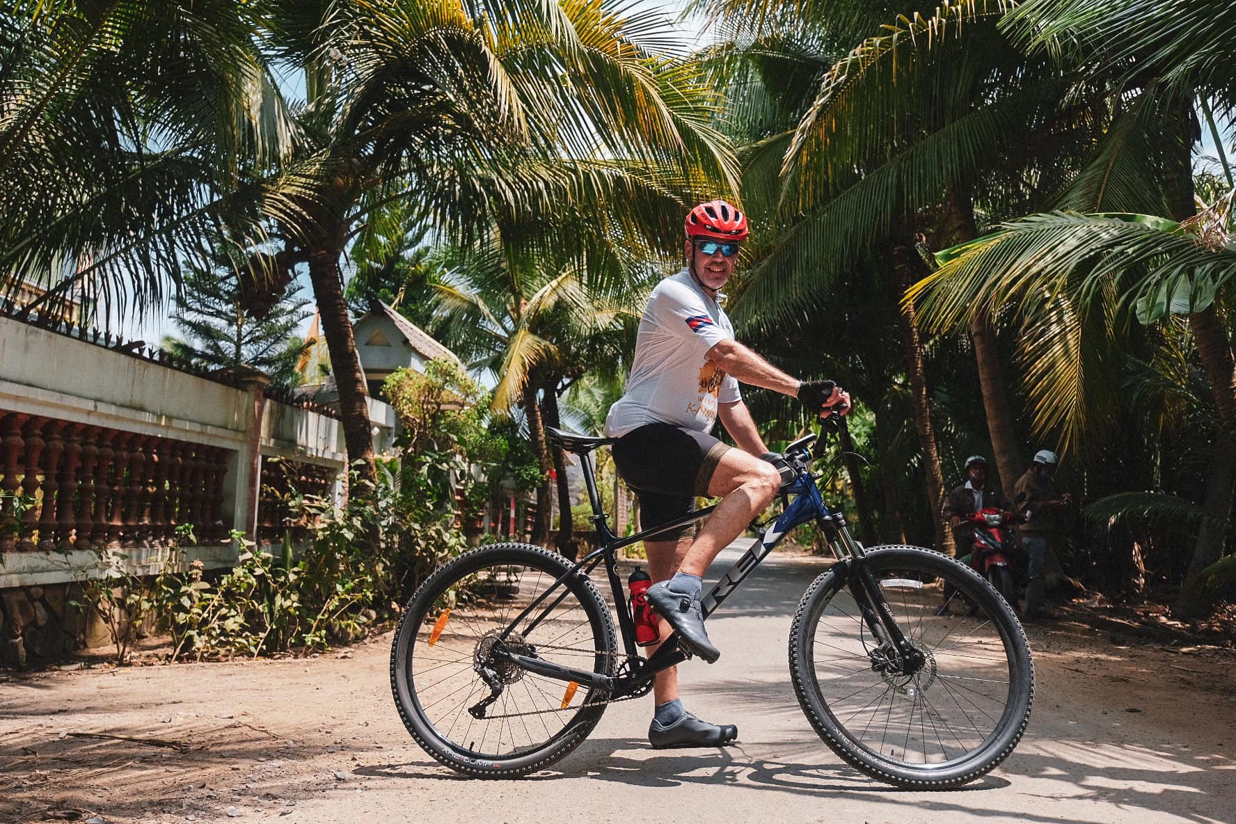 Rowerzysta podczas wyprawy rowerowej przez Wietnam.