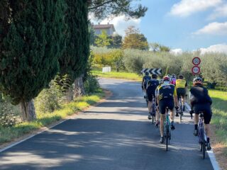 Grupa uczestników wyprawy rowerowej jadąca drogą wśród wzgórz Emilii-Romanii, wyprawa rowerowa Włochy