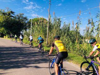 Grupa rowerzystów podczas jazdy po malowniczej trasie w Emilii-Romanii we Włoszech