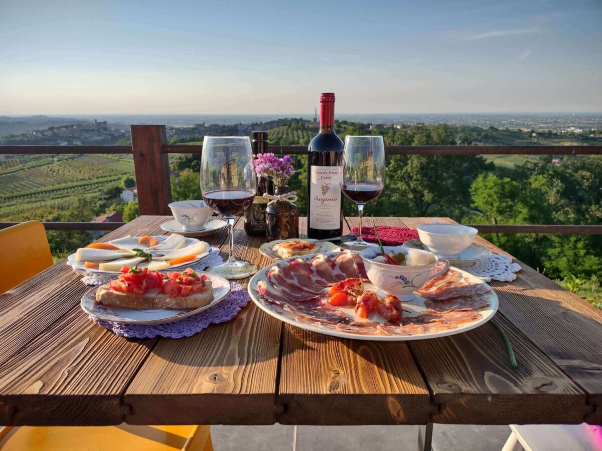 Alt: Degustacja lokalnych win i regionalnych przysmaków podczas wyprawy rowerowej do Włoch w Emilii-Romanii