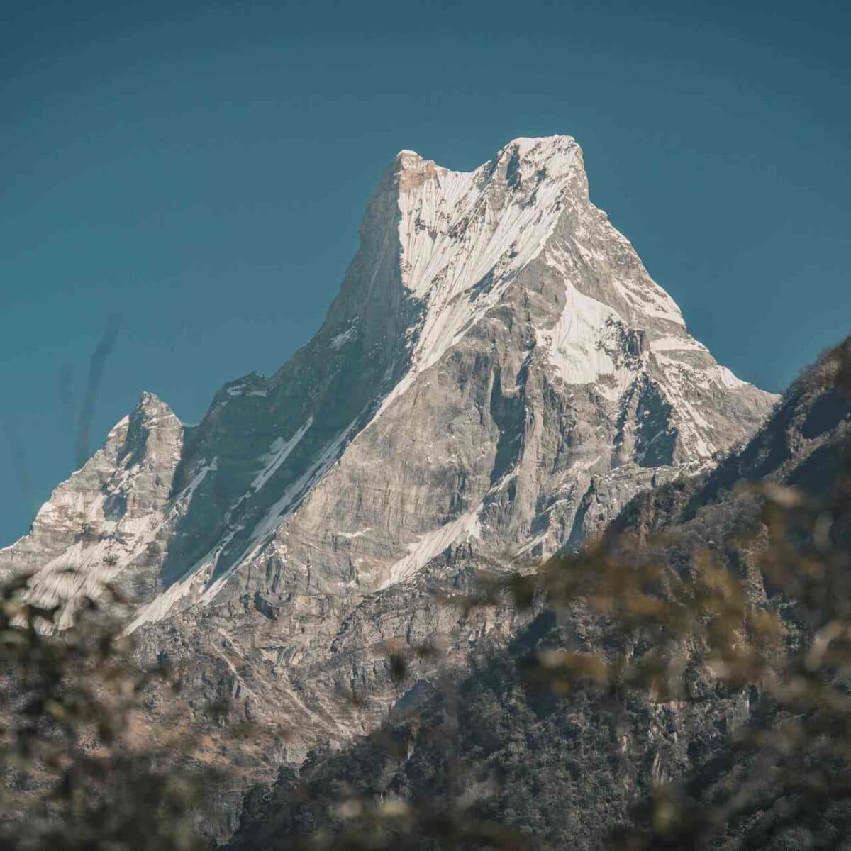 Góra Machapuchare w Nepalu – charakterystyczny szczyt w paśmie Annapurny z ośnieżonym wierzchołkiem i stromymi ścianami skalnymi.