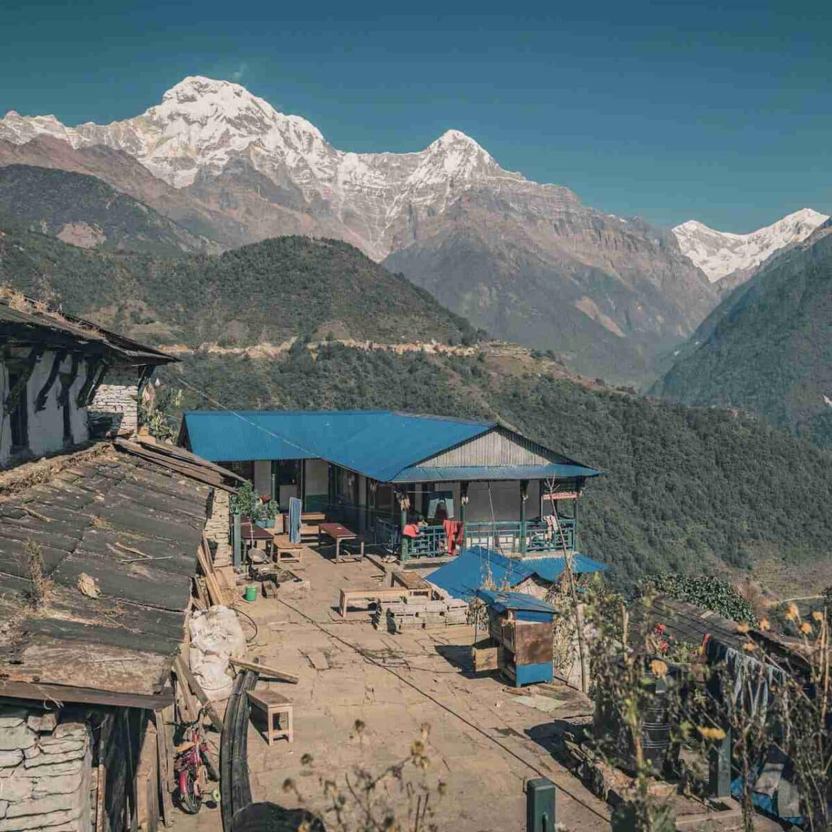 Widok na Annapurna South i Hiunchuli z lodge trekkingowej w nepalskich Himalajach.