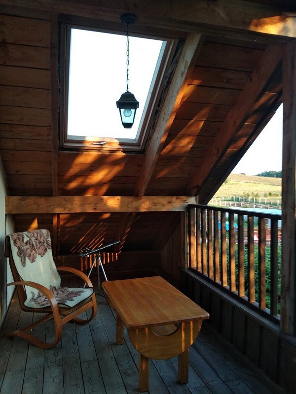 Przytulny balkon w agroturystyce Atma &ndash; spokojna przestrzeń do relaksu podczas wyprawy Atma Joga na Warmii.