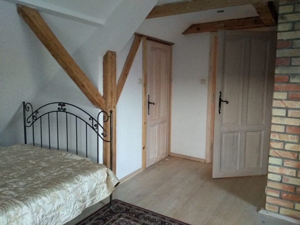 Jeden z pokoi w agroturystyce Atma, gdzie uczestniczki wyprawy Atma Joga mogą odpocząć w komfortowych, spokojnych wnętrzach.