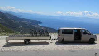 Van z przyczepą przewożący bagaże na trasie wyprawy rowerowej w Albanii