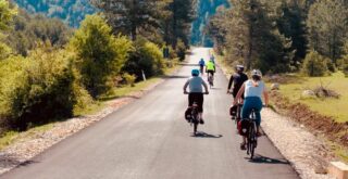 Grupa rowerzystów na górskiej trasie w Albanii