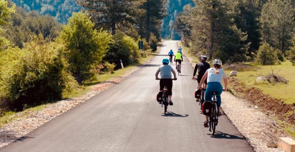 Grupa rowerzystów na górskiej trasie w Albanii