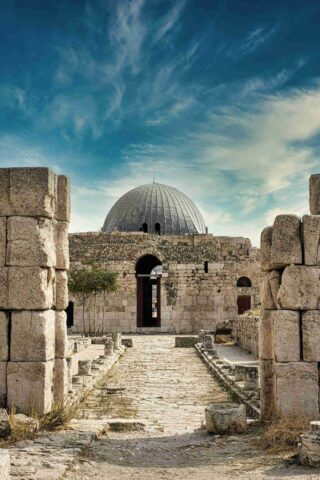Ruiny Cytadeli w Ammanie w Jordanii, z kopułą pałacu Umajjadów na wzgórzu