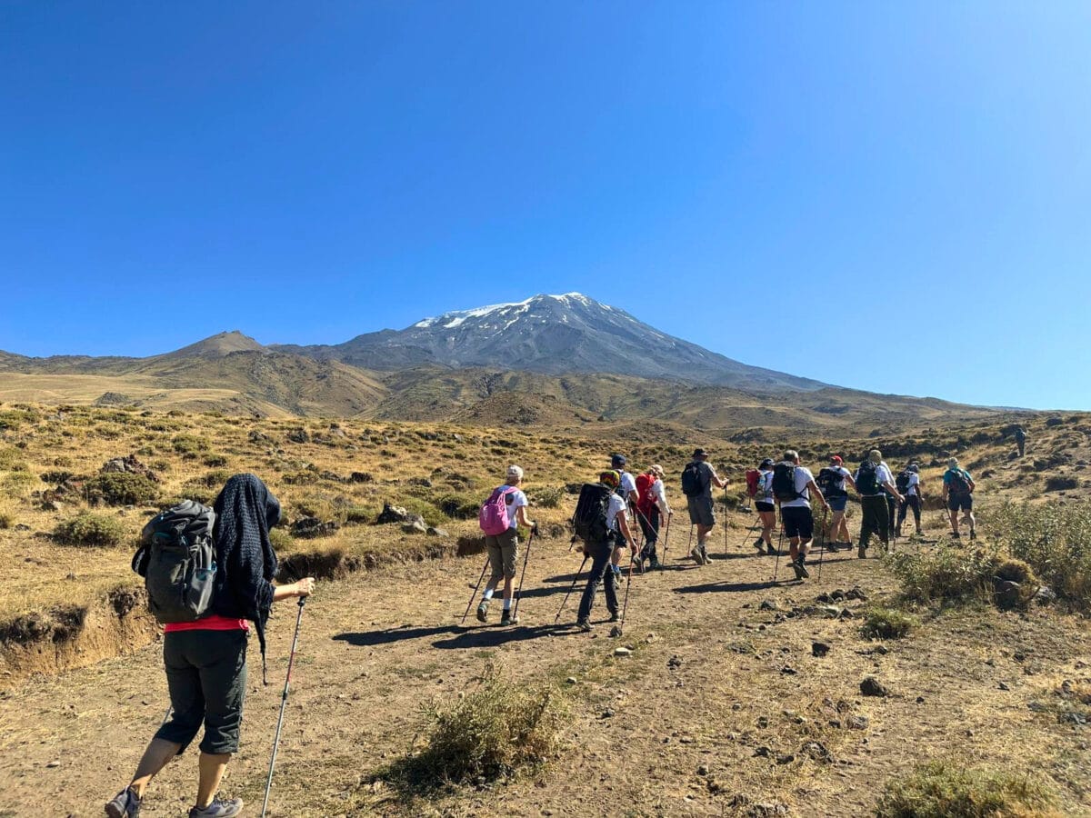 Grupa turystów na szlaku pieszym u podnóża Góry Ararat w Turcji