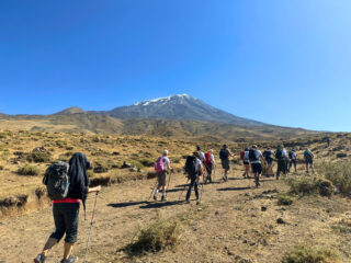 Grupa turystów na szlaku pieszym u podnóża Góry Ararat w Turcji