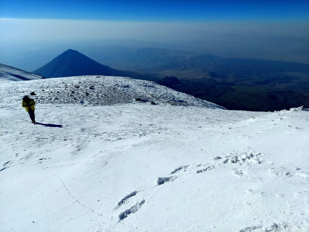 Panorama zaśnieżonego stoku Góry Ararat w Turcji z alpinistą