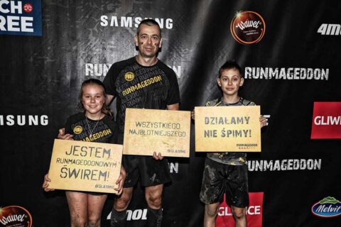 Uczestnicy Runmageddonu, mężczyzna i dwoje dzieci w ubraniach sportowych