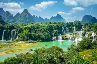 Wielopoziomowy wodospad w bujnym lesie tropikalnym w prowincji Guangxi w Chinach