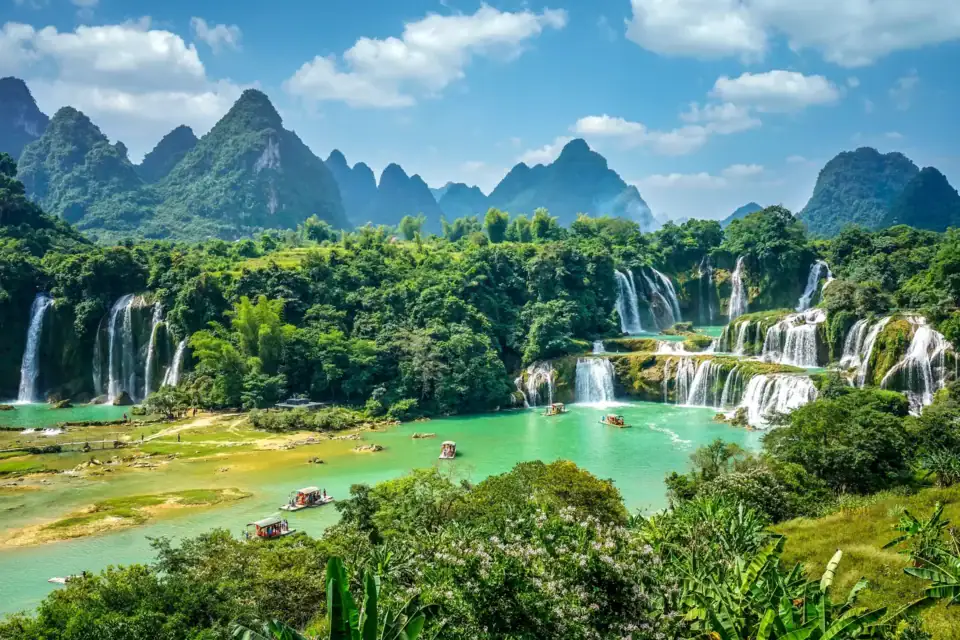 Wielopoziomowy wodospad w bujnym lesie tropikalnym w prowincji Guangxi w Chinach