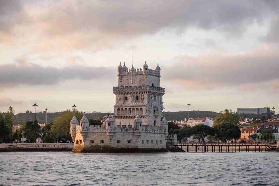 Torre de Belém w Lizbonie nad rzeką Tag