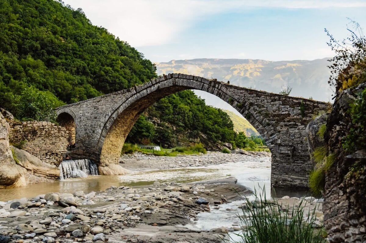 Osmański most w Benje w Albanii nad rzeką Lengaricë