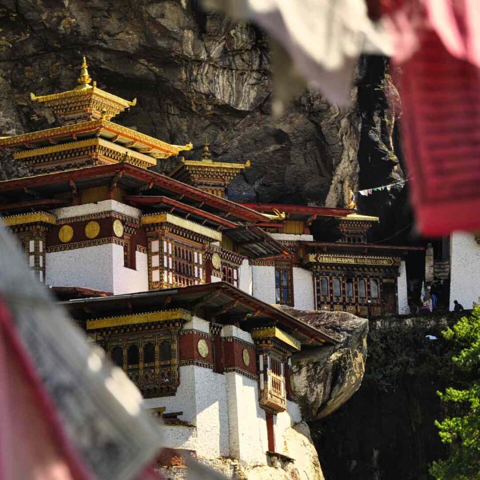 Zbliżenie na Klasztor Tygrysie Gniazdo (Paro Taktsang) w Bhutanie.