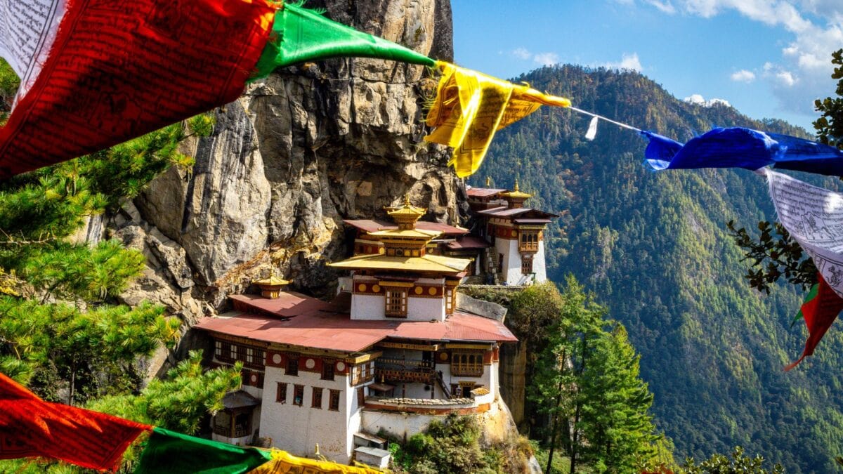 Klasztor Tygrysie Gniazdo (Paro Taktsang) w Bhutanie.