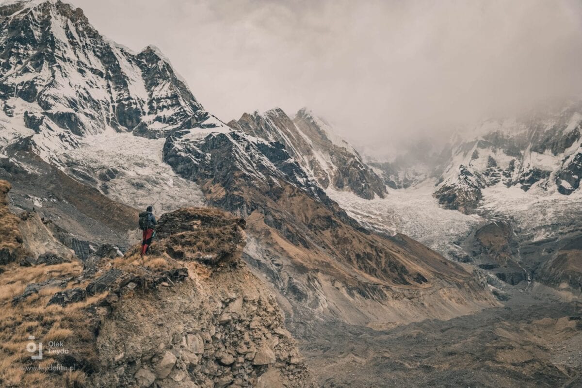 Trekker na szlaku do Annapurna Base Camp w Nepalu.