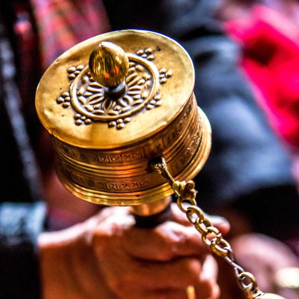 Młynek modlitewny – ręcznie obracane narzędzie modlitewne z mantrami