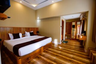 Jasny, przestronny pokój z dużym łóżkiem małżeńskim