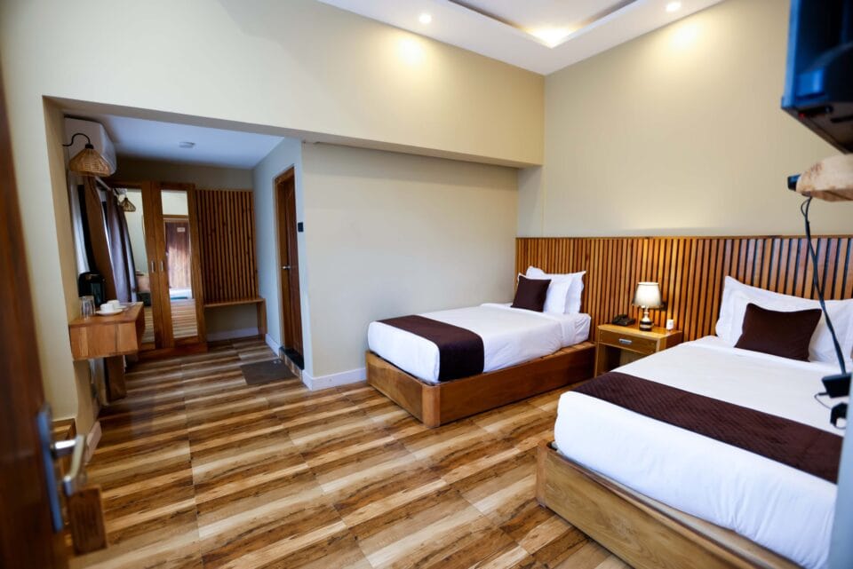 Przytulny pok&oacute;j hotelowy z dwoma pojedynczymi ł&oacute;żkami