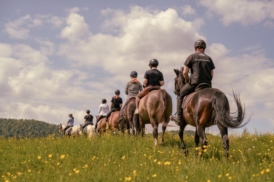 „Grupa jeźdźców na koniach w Bieszczadach