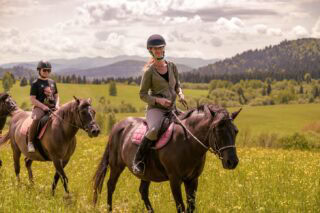 Konna wyprawa w Bieszczadach – kobiety na koniach na tle górskich łąk i lasów