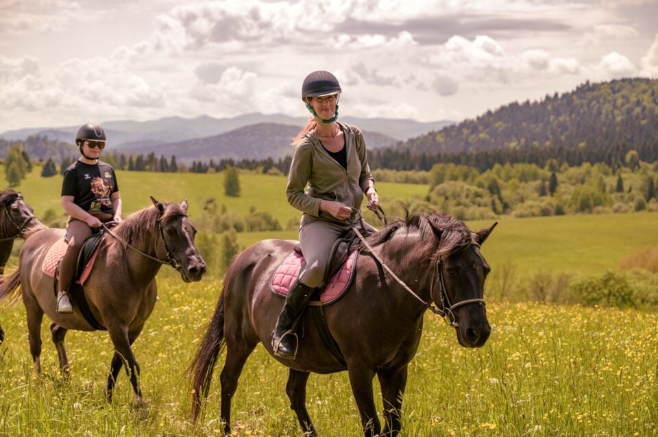 Konna wyprawa w Bieszczadach – kobiety na koniach na tle górskich łąk i lasów