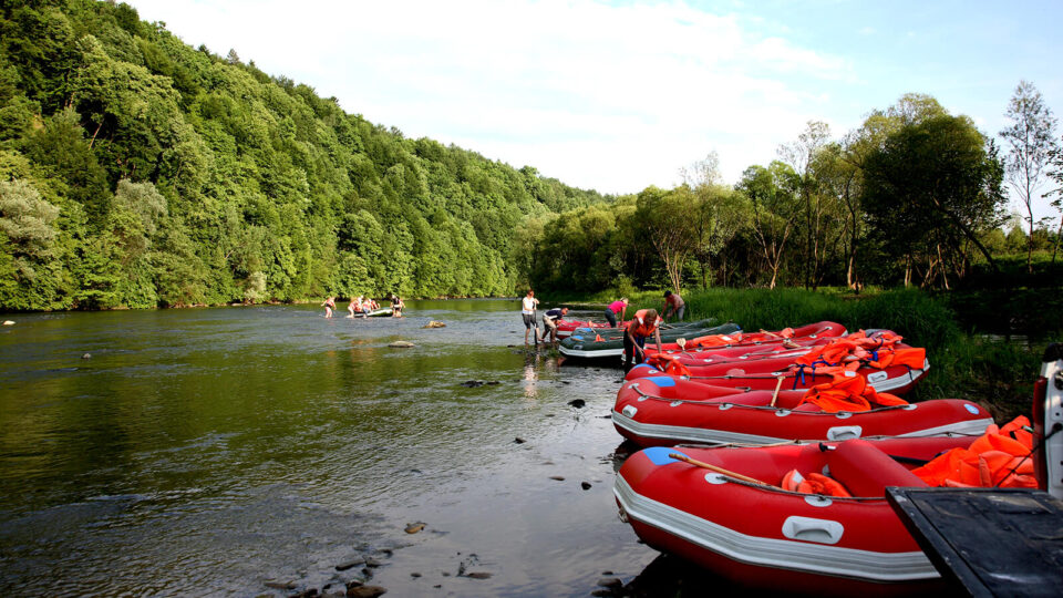 Przygotowanie do spływu kajakowego Sanem podczas Bieszczady Challenge