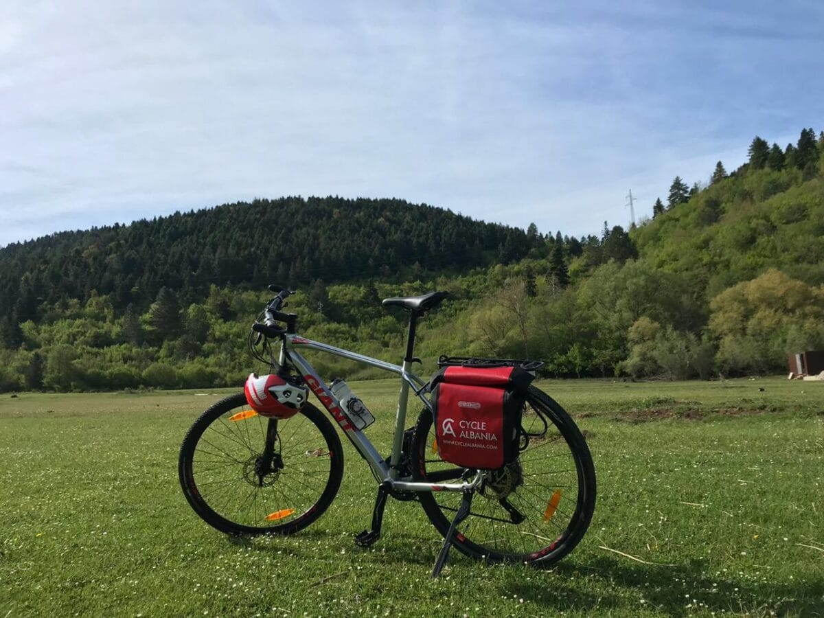 Rower trekkingowy z sakwą na wyprawie rowerowej w Albanii