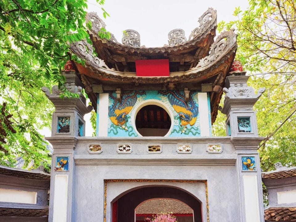 Brama wejściowa do świątyni Ngoc Son w Hanoi – tradycyjna wietnamska architektura otoczona zielenią.