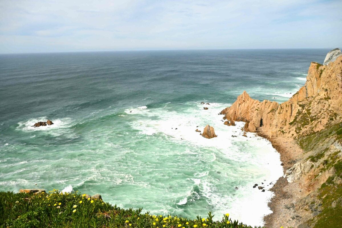 Fale Oceanu Atlantyckiego przy klifach Cabo da Roca w Portugalii