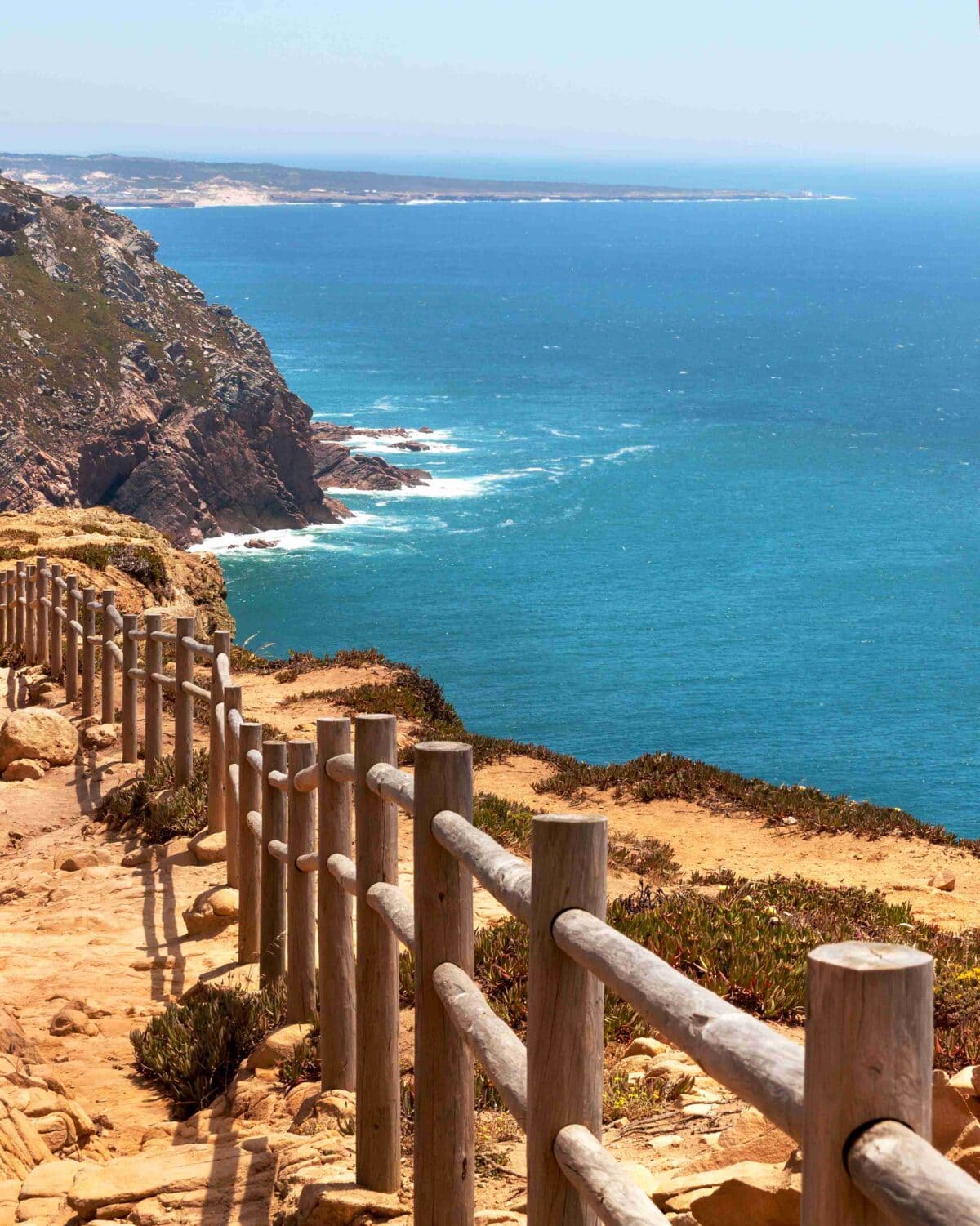 Ścieżka widokowa na klifach Cabo da Roca w Portugalii