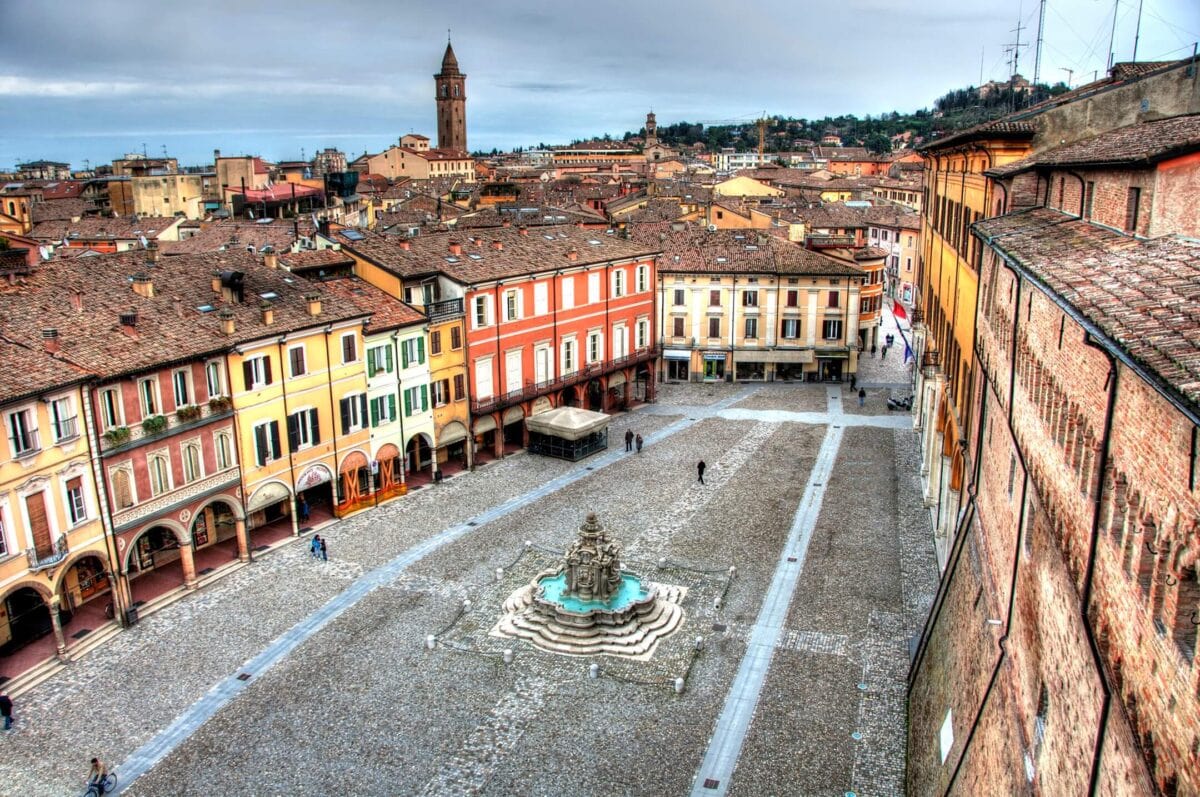 Historyczne centrum Ceseny widziane podczas wyprawy rowerowej do Włoch