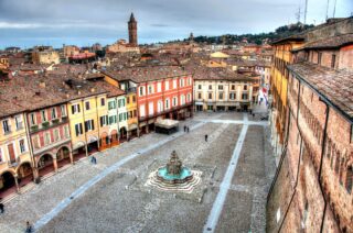 Historyczne centrum Ceseny widziane podczas wyprawy rowerowej do Włoch