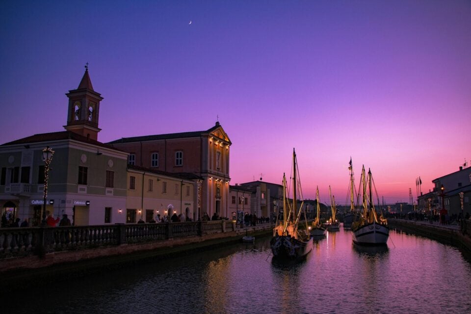 Port w Cesenatico o zachodzie słońca we Włoszech