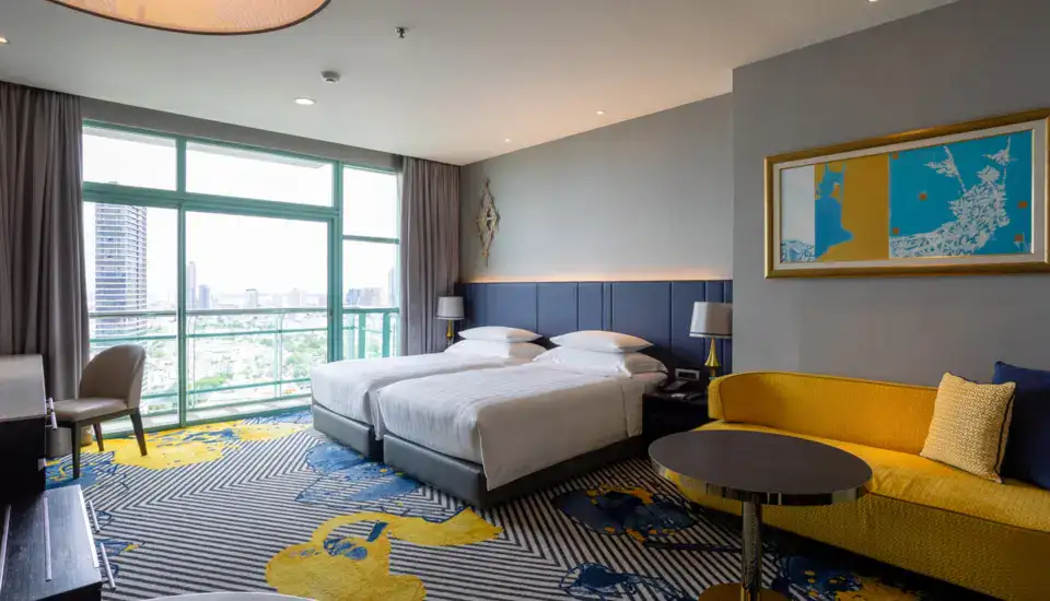 Pok&oacute;j hotelowy w Chatrium Hotel Riverside Bangkok z widokiem na miasto.