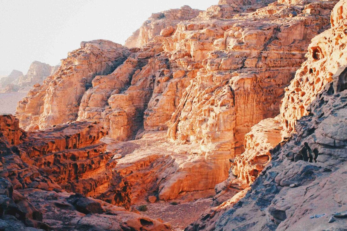 Skalne klify pustyni Wadi Rum w Jordanii oświetlone popołudniowym słońcem