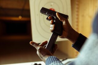 Ładowanie magazynka pistoletu podczas szkolenia na strzelnicy