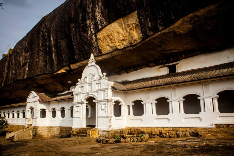 wiątynia Dambulla w Sri Lance wykuta w skalnym klifie