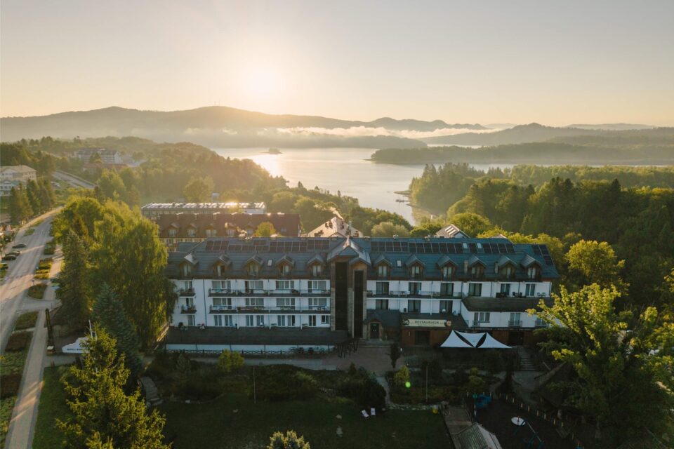 Hotel Skalny w Polańczyku z widokiem na Jezioro Solińskie &ndash; zakwaterowanie podczas wyprawy terenowej w Bieszczadach
