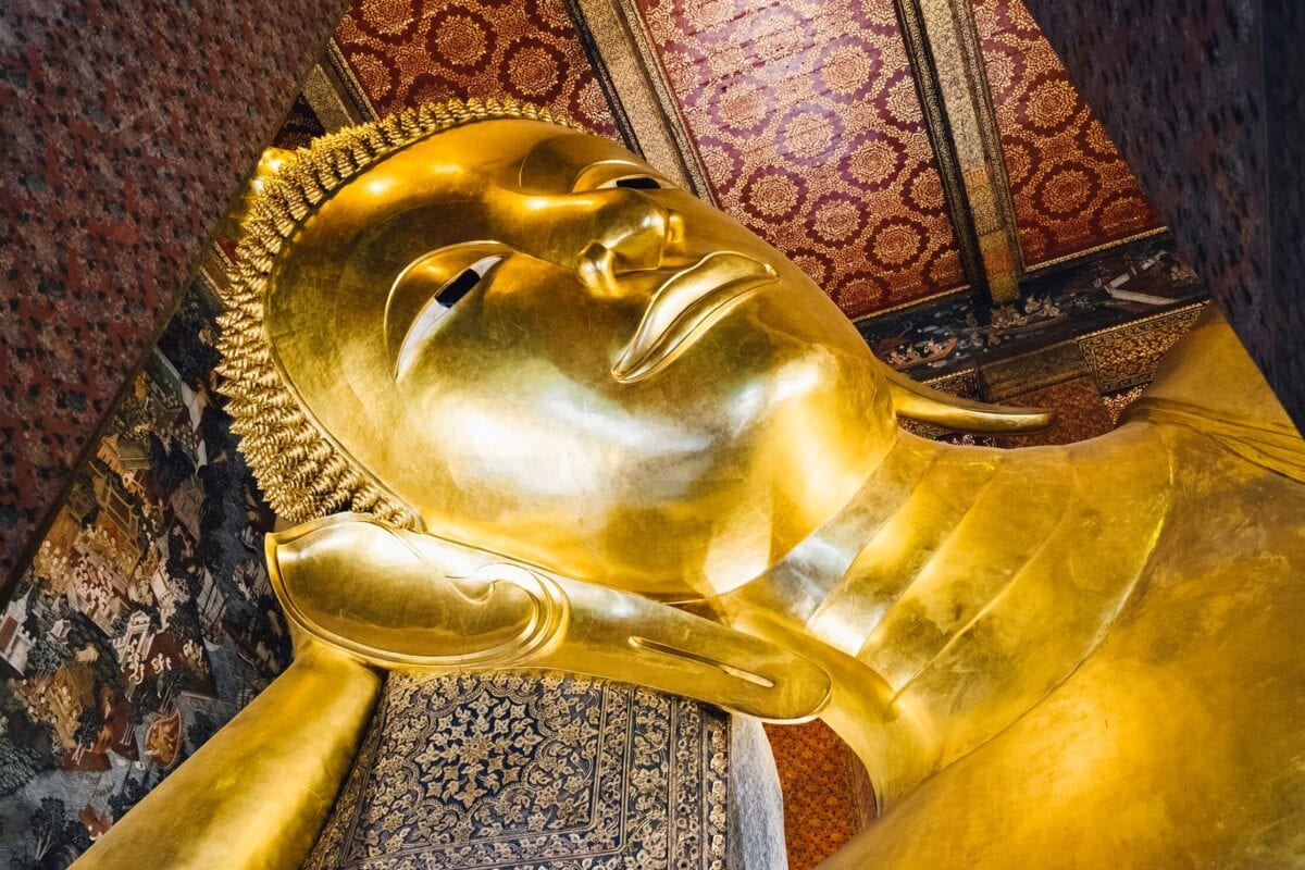 Złoty posąg Leżącego Buddy w świątyni Wat Pho w Bangkoku.