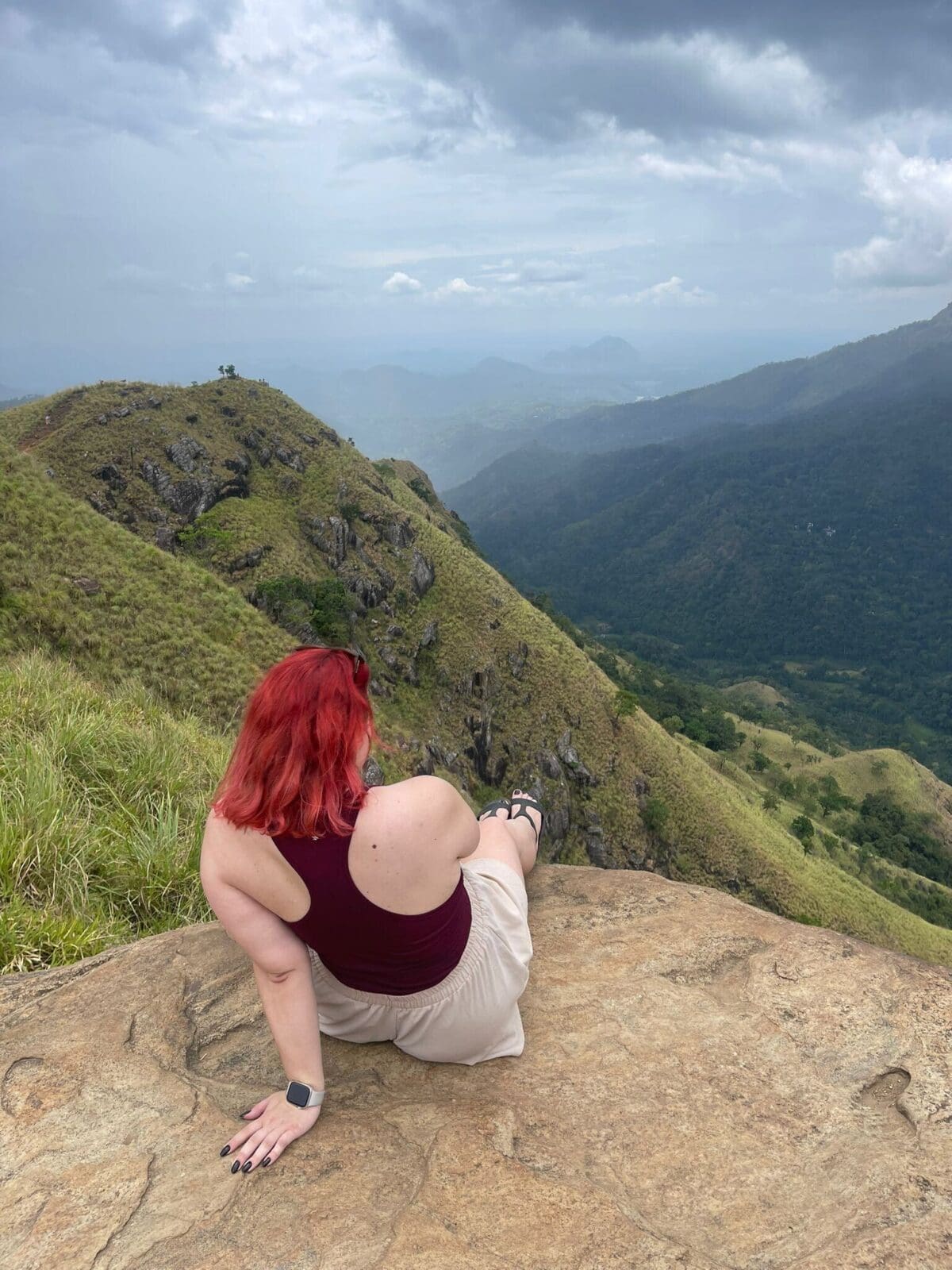 Turystka podziwia panoramę gór z Little Adam’s Peak Sri Lanka