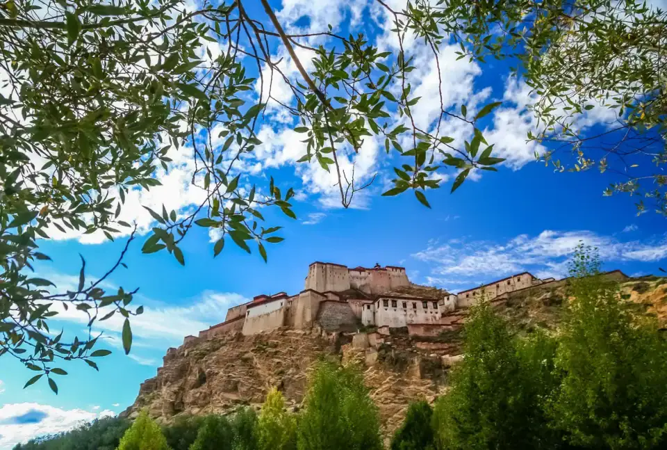 Twierdza Gyantse Dzong na skalistym wzgórzu – historyczne miasto Gyantse