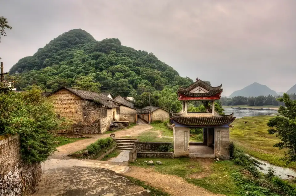 Kamienna pagoda przy wejściu do wioski Fuli w Yangshuo – rowerowa wyprawa przez południowe Chiny