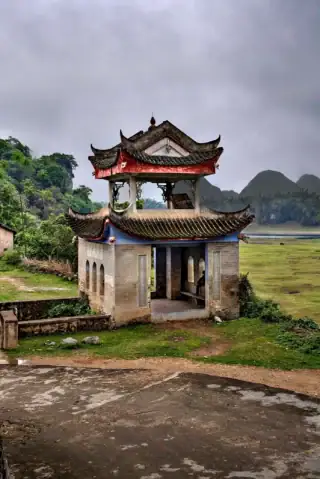 Tradycyjna chińska pagoda w wiosce Fuli na tle gór krasowych Yangshuo