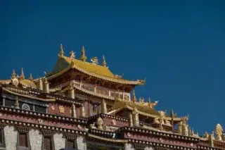 Złote dachy klasztoru tybetańskiego - sumtseling monastery