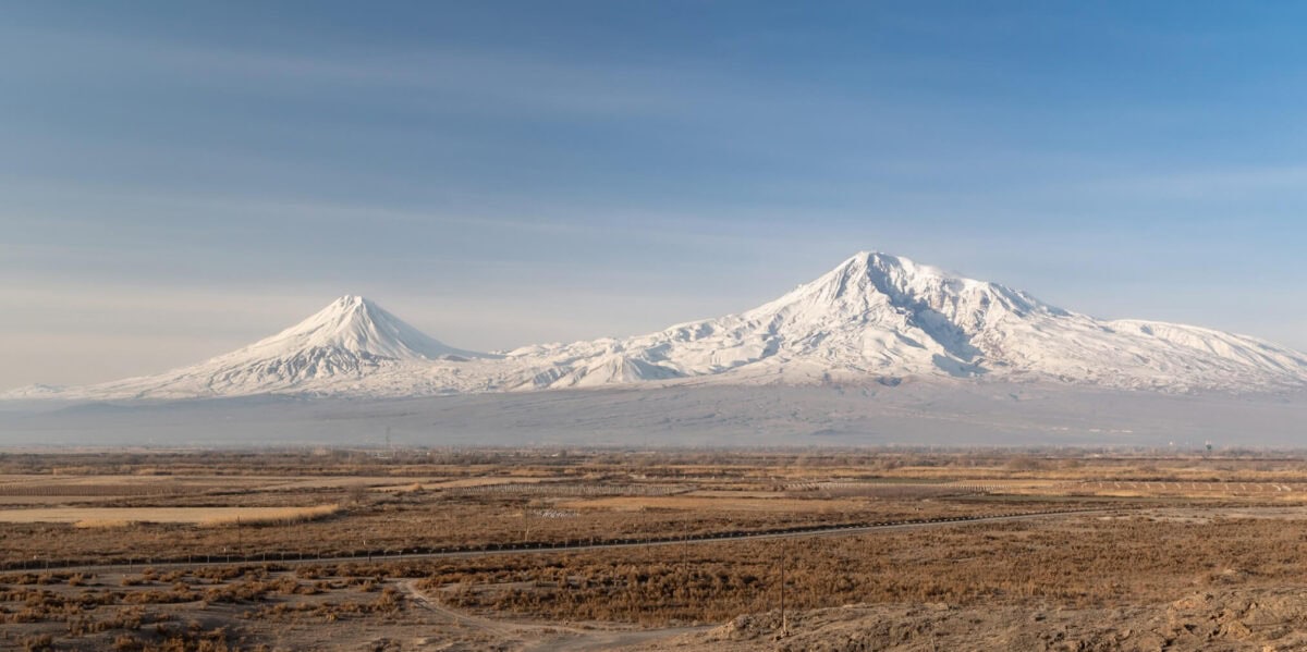 Panoramiczny widok na Górę Ararat w Turcji o poranku