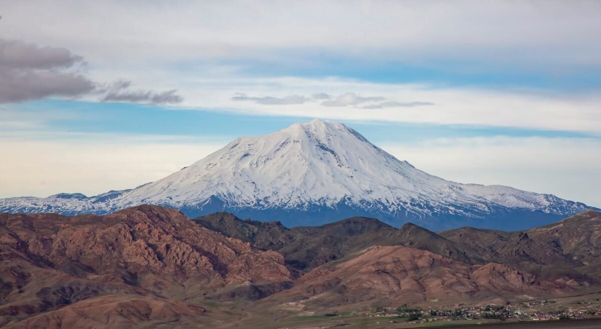 Panoramiczny widok na ośnieżony szczyt Góry Ararat w Turcji